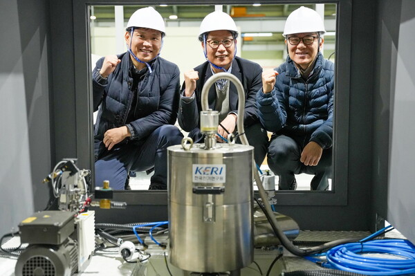 한국전기연구원 한성태 박사(사진 왼쪽 두번째)를 비롯한 연구진이 전자빔 용접기의 심장인 '전자총'의 국산화 개발에 성공했다.