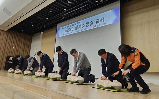 한국남부발전 이승우 사장(사진 오른쪽 첫 번째)과 노조위원장(왼쪽 네 번째)이 본사 직원들과 함께 심폐소생술 실습에 참여하고 있다.