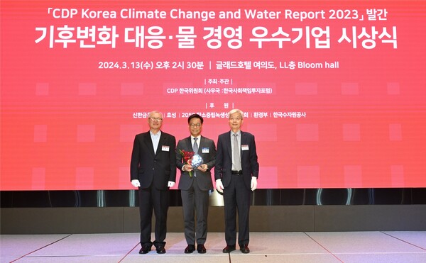 SK가스 우병재 부사장(가운데)이 지난 13일 서울 여의도 글래드호텔에서 열린 ‘2023 CDP 코리아 어워즈’(Korea Awards)에서 ‘탄소경영 섹터 아너스’를 수상한 후 CDP 한국위원회 관계자들과 기념 촬영을 하고 있다.