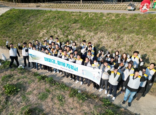 한국동서발전 봉사활동 참여 직원들이 기념촬영을 하고 있다.