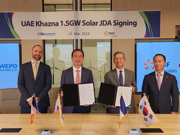 한국서부발전은 21일(현지시간) 아랍에미리트(UAE) 두바이에서 프랑스국영전력회사(EDF‧Electricite de France)의 신재생발전 자회사인 EDF-R(EDF-Renewables)과 ‘UAE 카즈나(Khazna) 1.5GW 태양광 입찰사업 공동개발협약’(JDA)에 서명했다. 사진은 서부발전 서규석 사업부사장(왼쪽 두 번째)과 EDF-R 프랑수아 다오(Francois Dao) 수석 중동아프리카 부사장(왼쪽 세 번째)이 협약서 서명 후 기념촬영하는 모습.