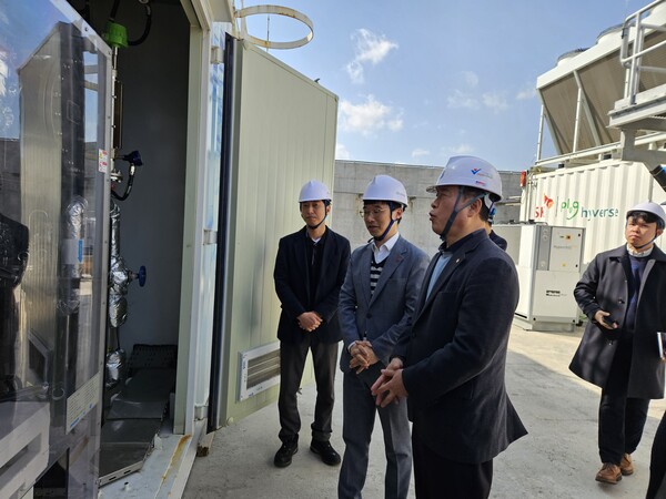 한국가스안전공사 박경국 사장(오른쪽 두번째)이 제주 행원리 그린수소 생산시설을 현장 점검하고 있다.