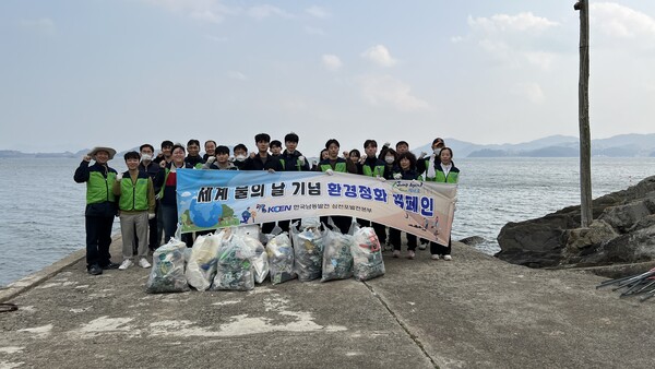 세계 물의 날을 맞아 한국남동발전 직원들이 본사 및 사업소 인근 지역에서 환경정화활동을 펼쳤다.