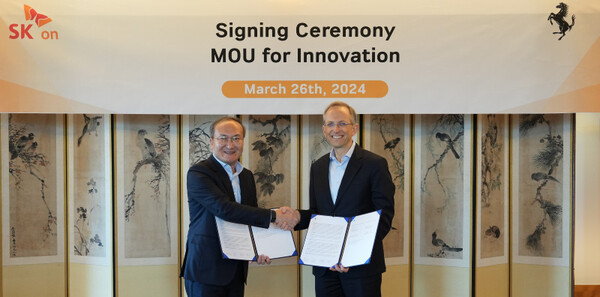 SK온 이석희 사장(사진 왼쪽)과 베네데토 비냐(Benedetto Vigna) 페라리 최고경영책임자(CEO)가 ‘배터리셀 기술 혁신을 위한 업무협약(MOU)’을 체결 후 기념 촬영을 하고 있다.