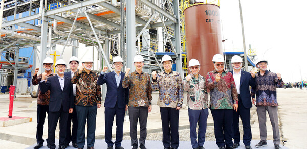 GS칼텍스와 포스코인터내셔널이 합작 투자한 ARC 법인의 팜유 정제시설 준공식에서 허세홍 GS칼텍스 사장(왼쪽에서 여섯번째)과 이계인 포스코인터내셔널 사장(왼쪽에서 일곱번째)을 비롯한 주요 관계자들이 기념 촬영을 하고 있다.