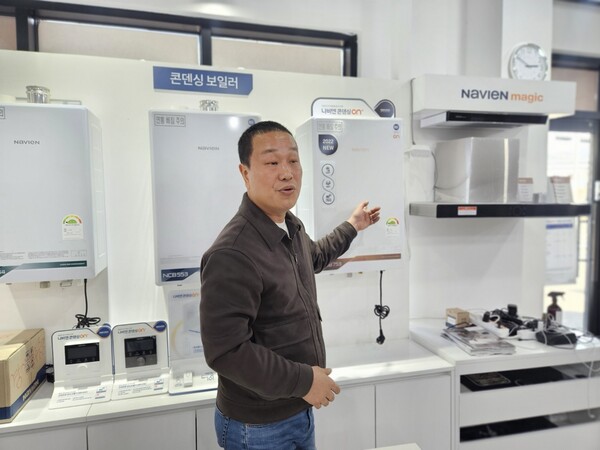 ▲ 경동나비엔 경기광주중앙점 김동일 대표 보일러 제품에 대해 설명하고 있다.