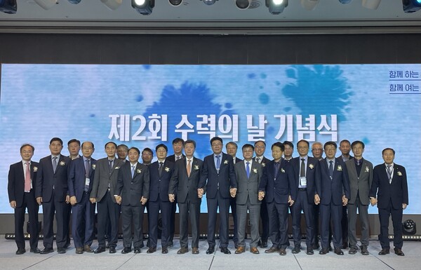 한국수력산업협회가 개최한 제2회 수력의 날 행사에 참여한 내외빈들이 기념촬영을 하고 있다.