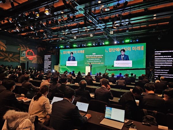 ▲ 한국지역난방공사 정용기 사장이  ‘2025 집단에너지 국제 심포지엄’에서 개회사를 하고 있다.