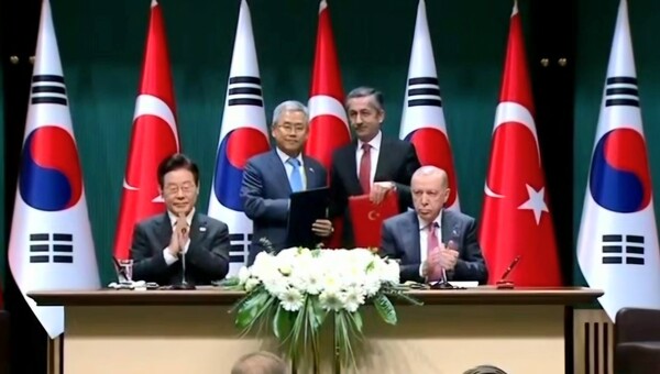 튀르키예 대통령궁에서 양국 정상 임석하에 MOU를 체결하고 대한민국 이재명 대통령, 한국전력 김동철 사장, 튀르키예 원자력공사 네자티 야마치 사장, 튀르키예 에르도안 대통령(왼쪽부터)이 기념촬영을 하고 있다.