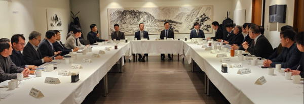 한국에너지공단 최재관 이사장과 한국재생에너지단체총연합회의 면담이 진행되고 있다.