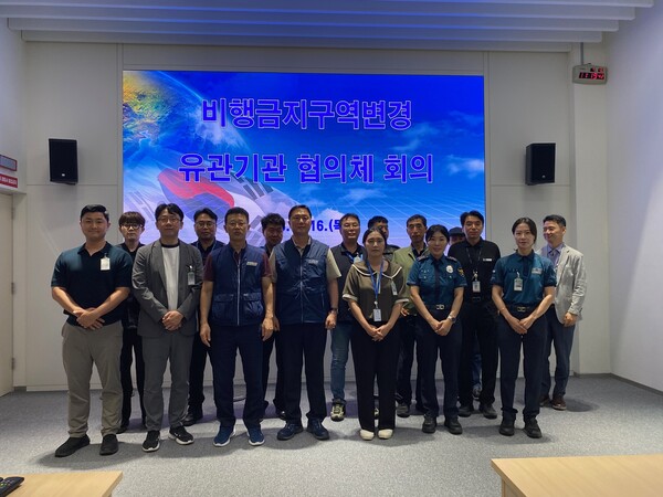부산시 기장군 장안읍 고리원자력본부 종합상황실에서 고리원자력본부, 부산경찰청, 기장경찰서, 장안파출소, 18해안감시기동대대, 기장군청 관계자들이 불법 드론 대응 협의체 회의 후 함께 기념 촬영을 하고 있다.